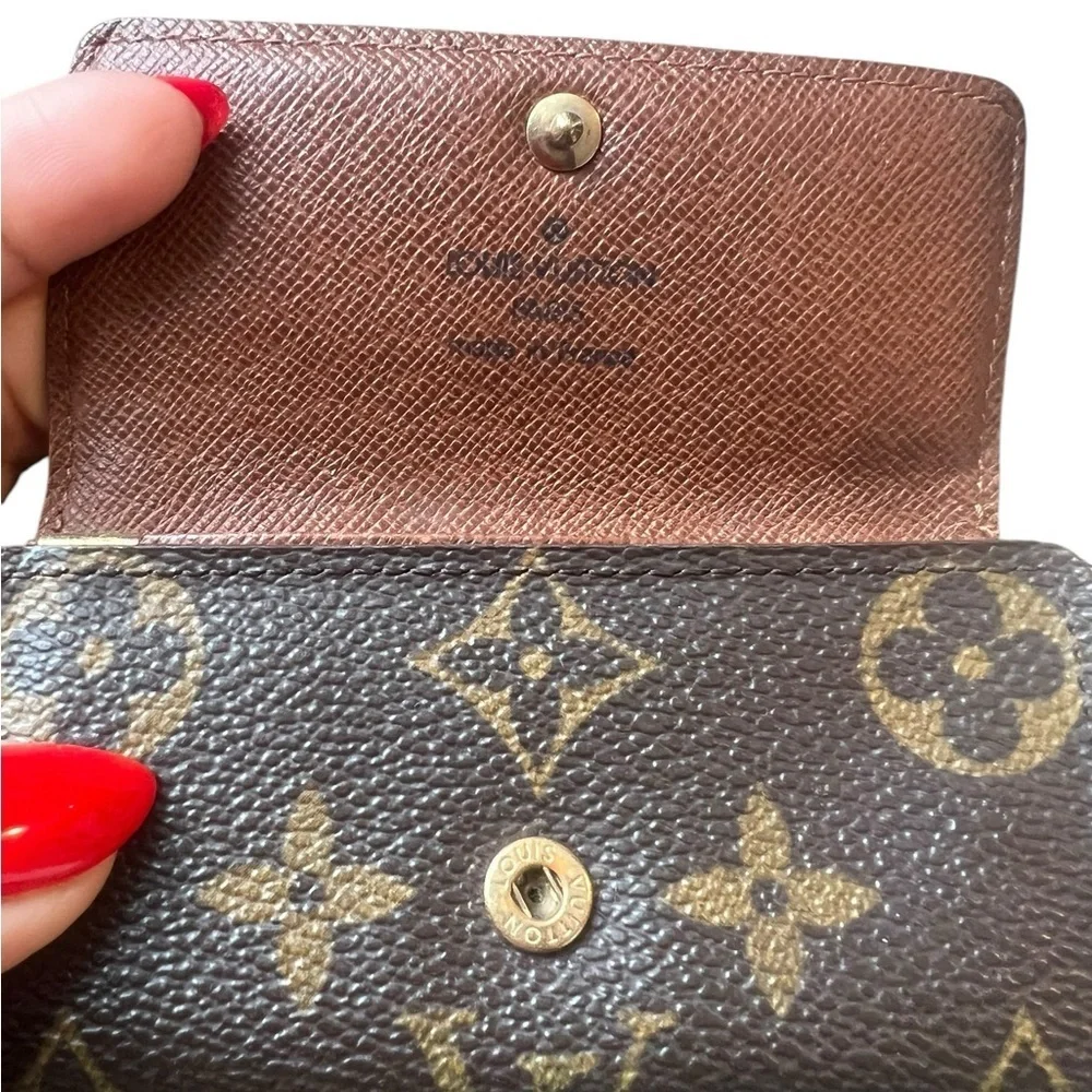 Louis Vuitton 4 Key Holder, Pre- Loved. Excellent condition!